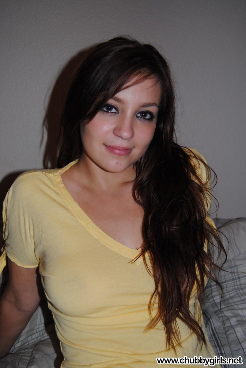 サマンサは透けた黄色のシャツを着た可愛いバストの女の子です
 #53420928