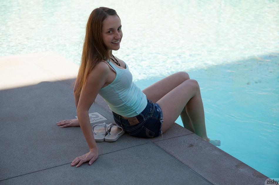 ブルネットのティーンGiselle Lockeが家でからかう
 #60941539