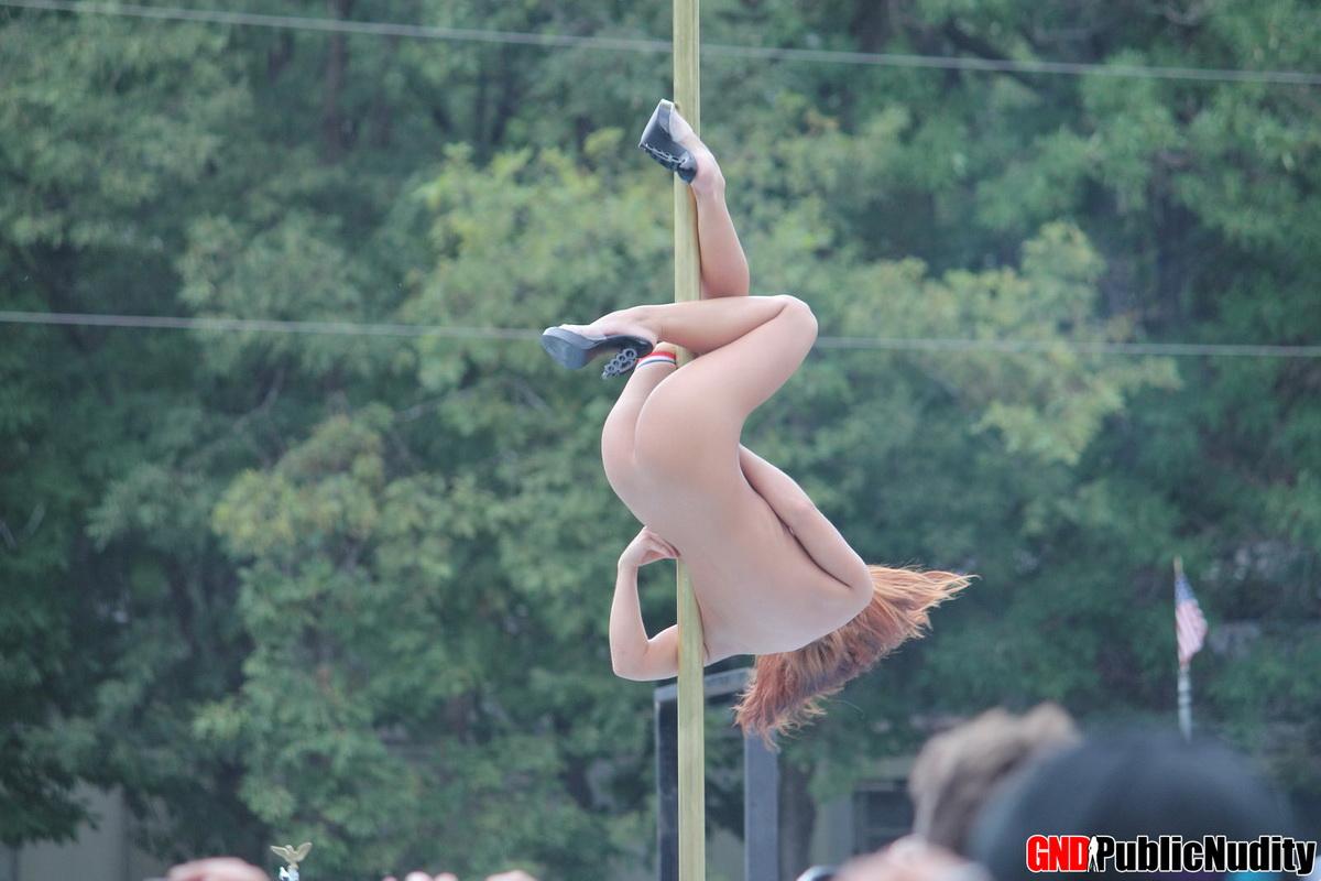Strippers desnudas muestran sus habilidades en la piscina en una fiesta de desnudez pública al aire libre
 #60506488