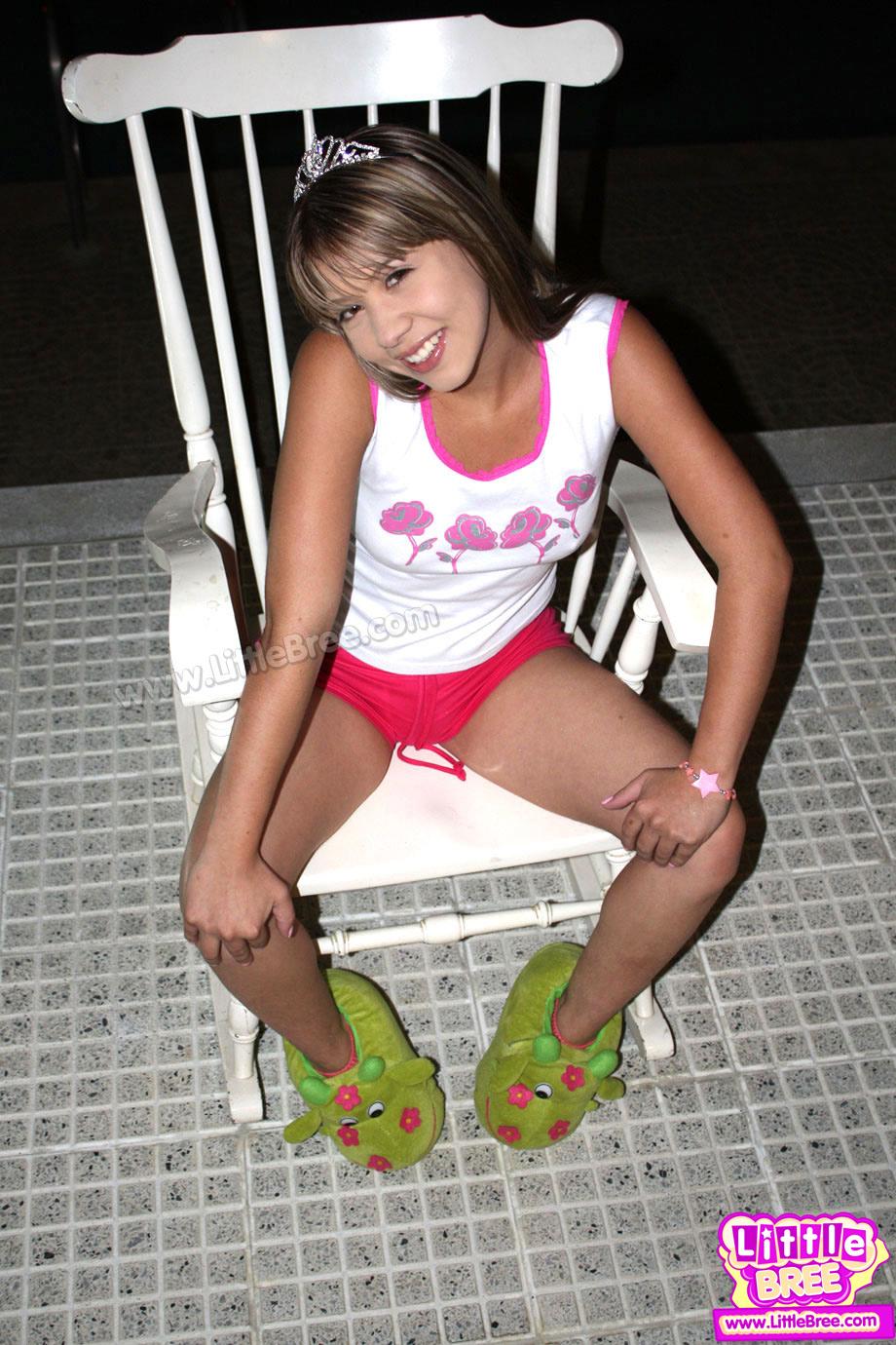 Prinzessin Bree wird sehr ungezogen auf ihrem Stuhl in ihren rosa Socken
 #58996244