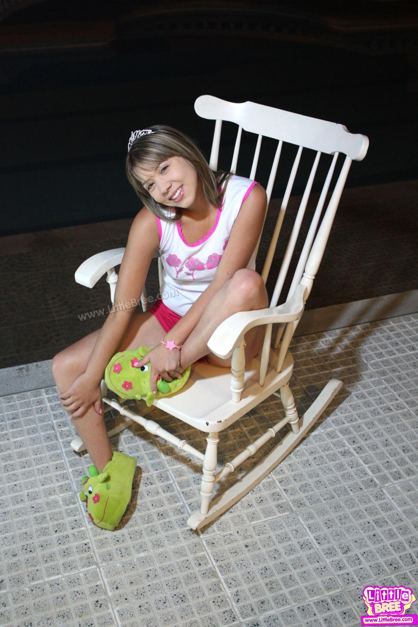 Prinzessin Bree wird sehr ungezogen auf ihrem Stuhl in ihren rosa Socken
 #58996382
