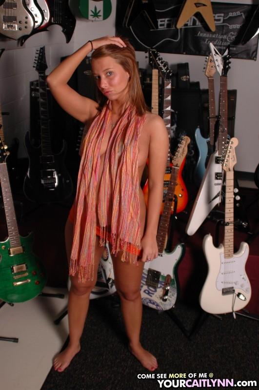 Fotos de tu caitlynn haciendo una escena en una tienda de guitarras
 #60186870