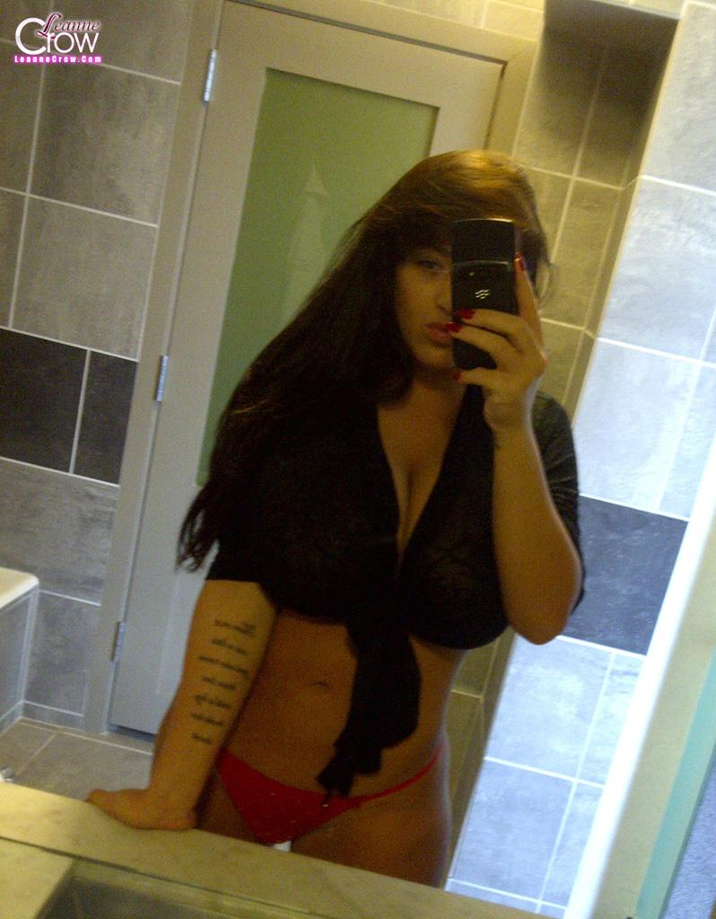 Leanne Crow prend des selfies sexy de ses énormes nichons.
 #58872617