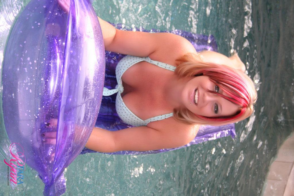 Bilder von Teenie-Star Tara Ryan beim Nacktschwimmen
 #60054438