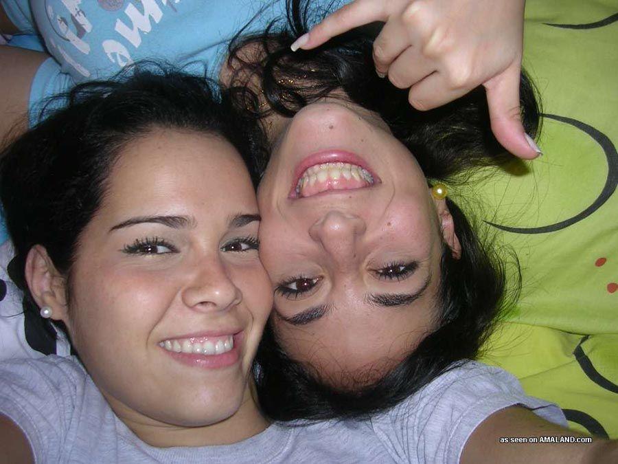 Bilder von lesbischen Freundinnen, die vor der Kamera ungezogen werden
 #60655281
