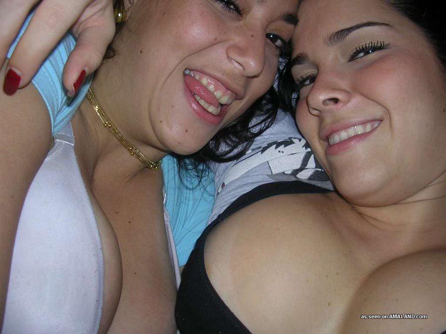Bilder von lesbischen Freundinnen, die vor der Kamera ungezogen werden
 #60655330