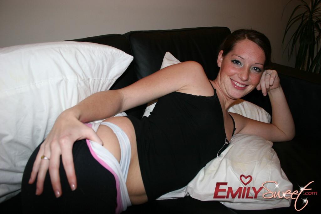 Photos de la jeune emily sweet exposant ses seins volumineux
 #54241102