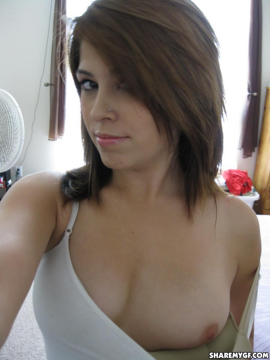 Une belle copine prend des photos de ses seins parfaits dans le miroir.
 #60789752
