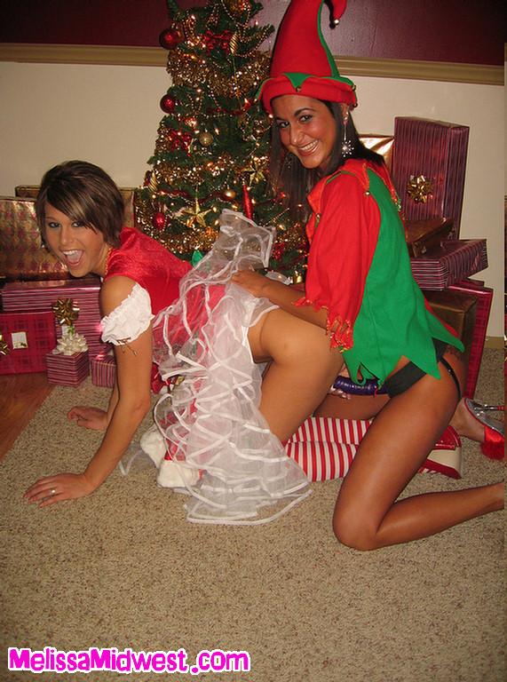 Photos de la jeune melissa midwest fêtant Noël avec sa copine
 #59492078