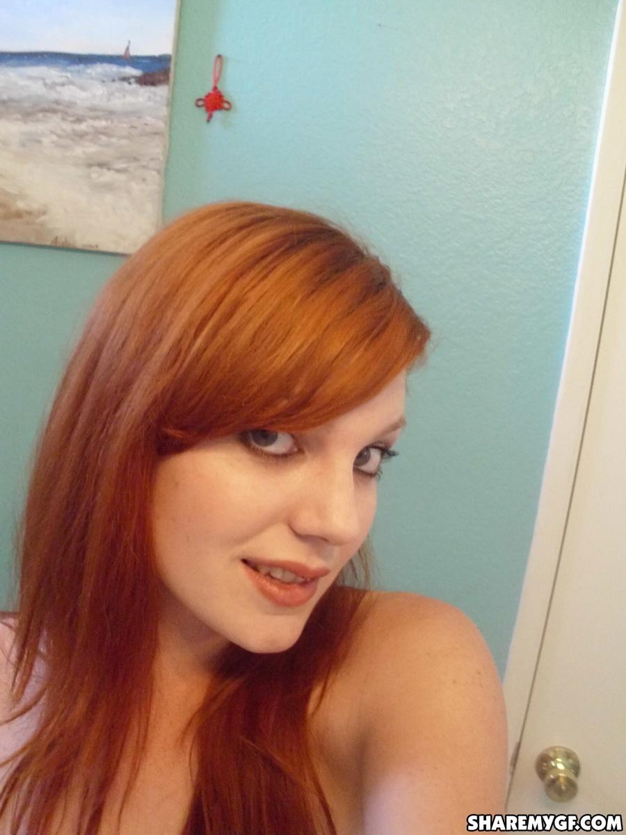 Sexy redhead teen nimmt selfshot Bilder dann spielt mit ihrem süßen frechen Freund
 #60791521