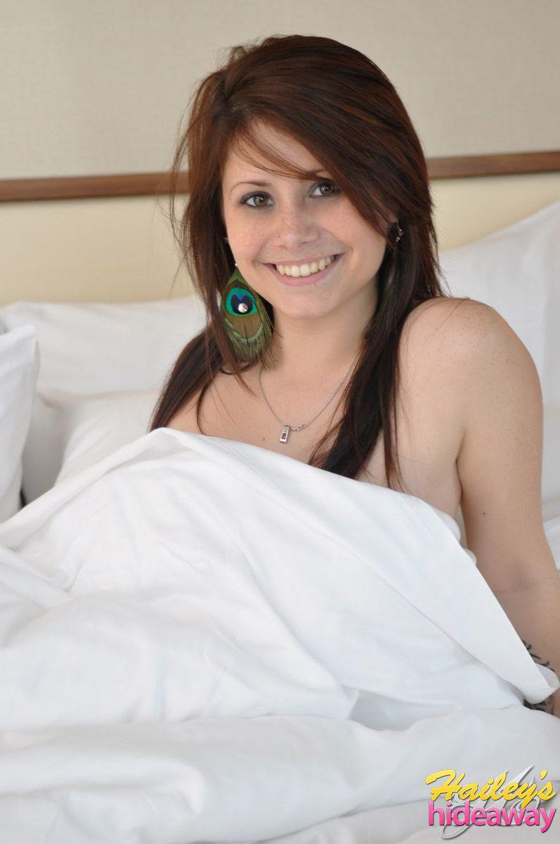 Photos de la salope jeune hailey's hideaway vous attendant au lit
 #54608488