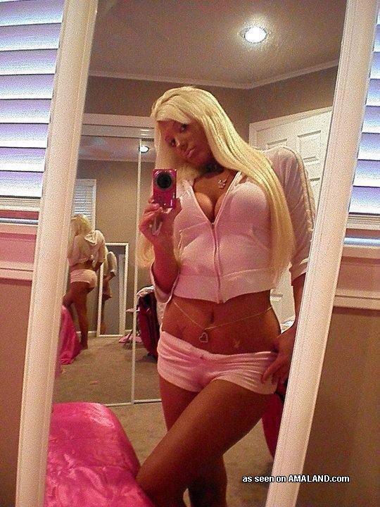 Une jeune femme blonde sexy s'auto-fixe dans divers vêtements sexy.
 #60472787