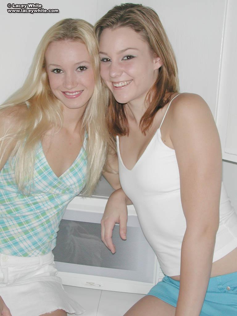 台所でそれを得る汚いアリーとレイシー白の写真
 #54076881