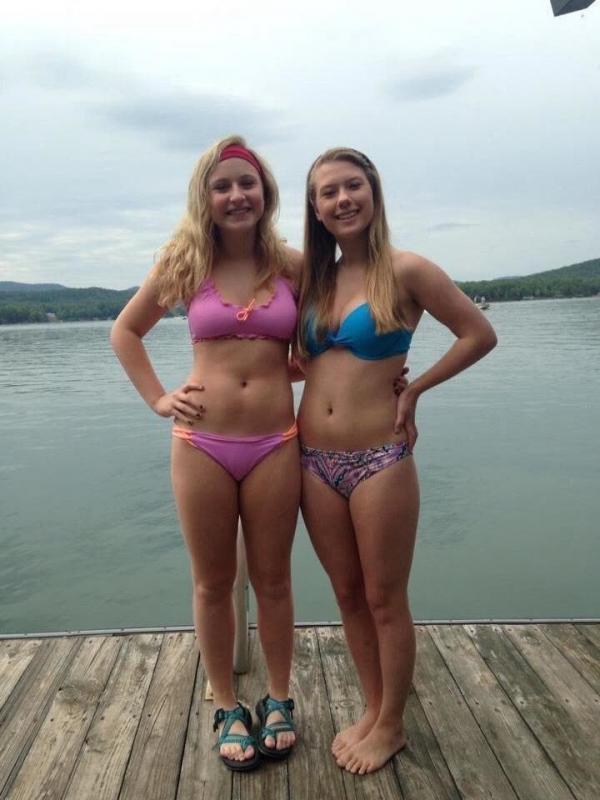 Freundinnen zeigen ihre feinen Körper, während sie in Bikinis posieren
 #60656562
