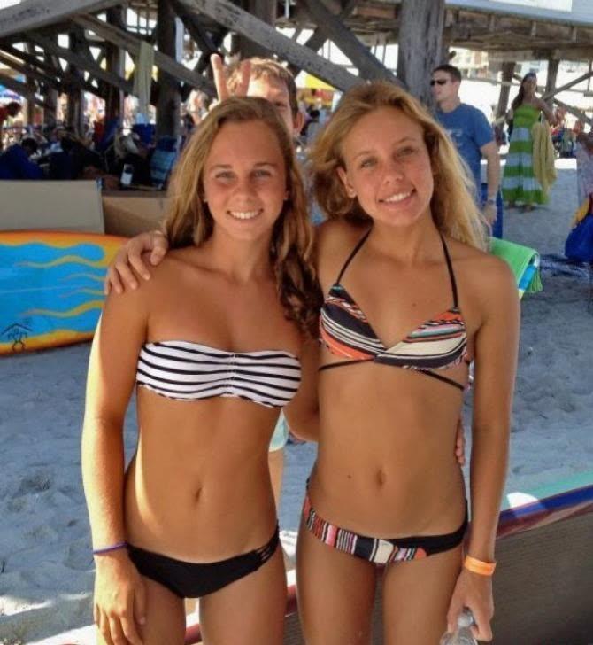 Freundinnen zeigen ihre feinen Körper, während sie in Bikinis posieren
 #60656578