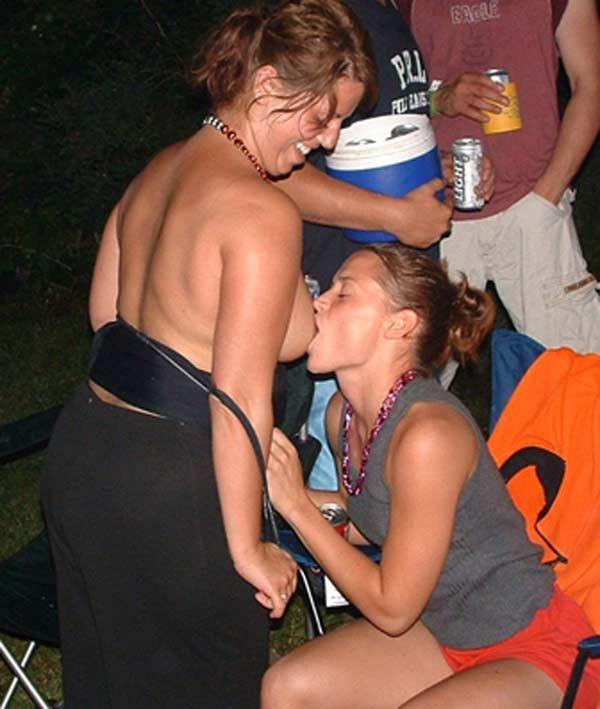 Fotos de jóvenes lesbianas salvajes volviéndose locas
 #60653569