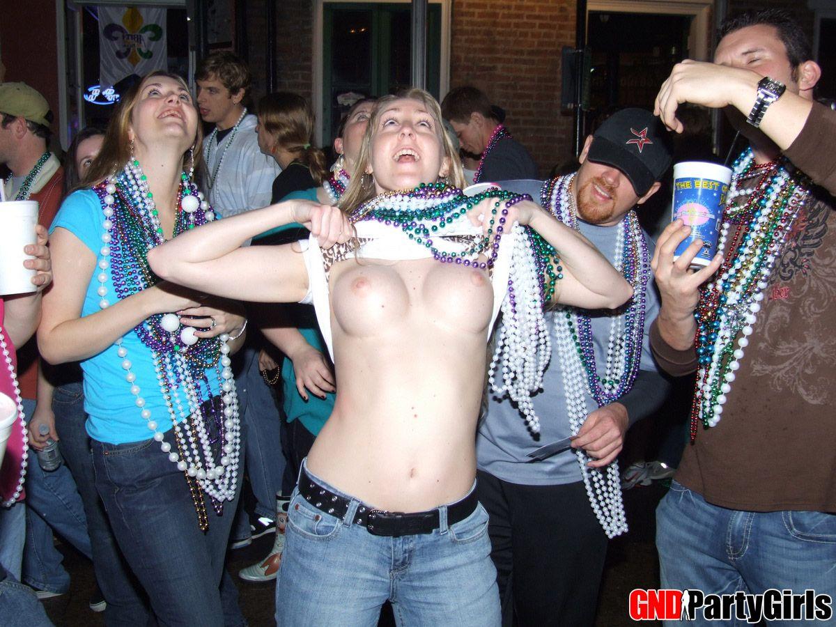 Bilder von heißen mardi gras Teens gehen wild
 #60506847