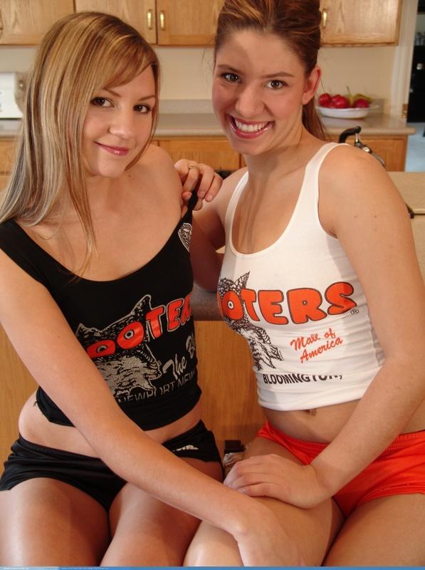 Photos de 2 filles en uniforme Hooters
 #55736698