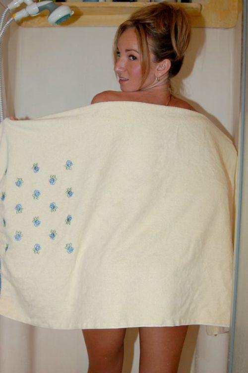 Tiffany nimmt eine heiße Dusche
 #60097555