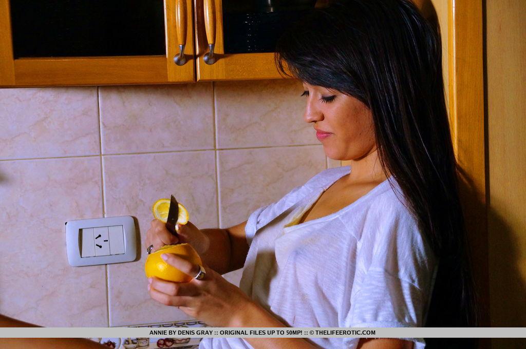 La modelo morena annie se ensucia en la cocina en "citrus sunrise"
 #60857792