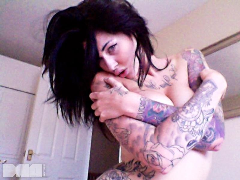 La jeune femme tatouée harri kate tease avec son corps nu.
 #54713516