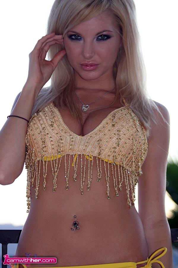 Sexy Cam-Girl Valentina zeigt sich in einem goldenen Bikini
 #60124616