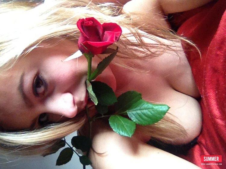 Sommer st. claire liebt ihre Netzstrümpfe und Rose
 #61948916
