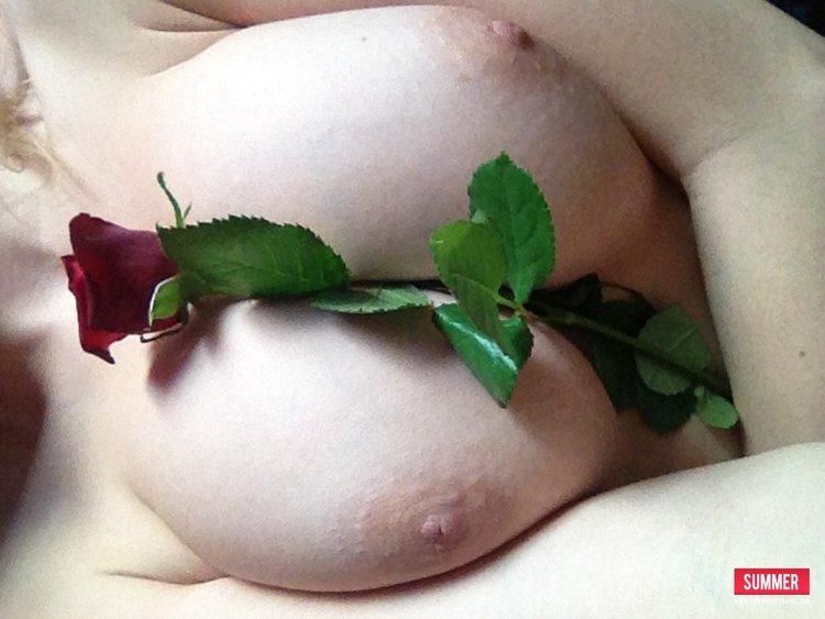 Sommer st. claire liebt ihre Netzstrümpfe und Rose
 #61948942