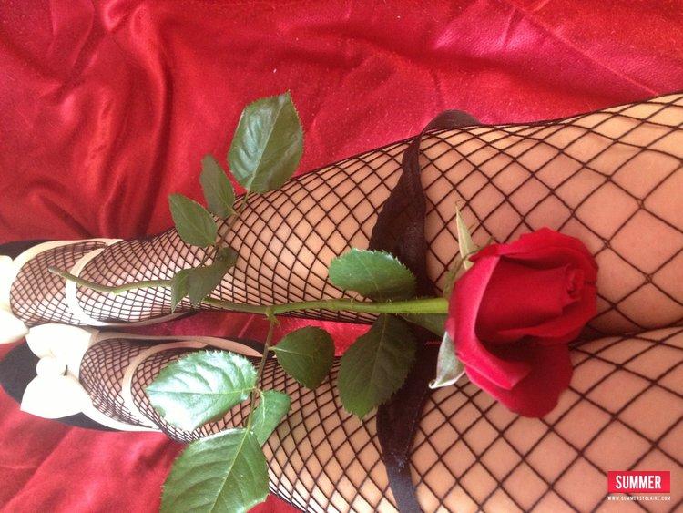 Sommer st. claire liebt ihre Netzstrümpfe und Rose
 #61948962