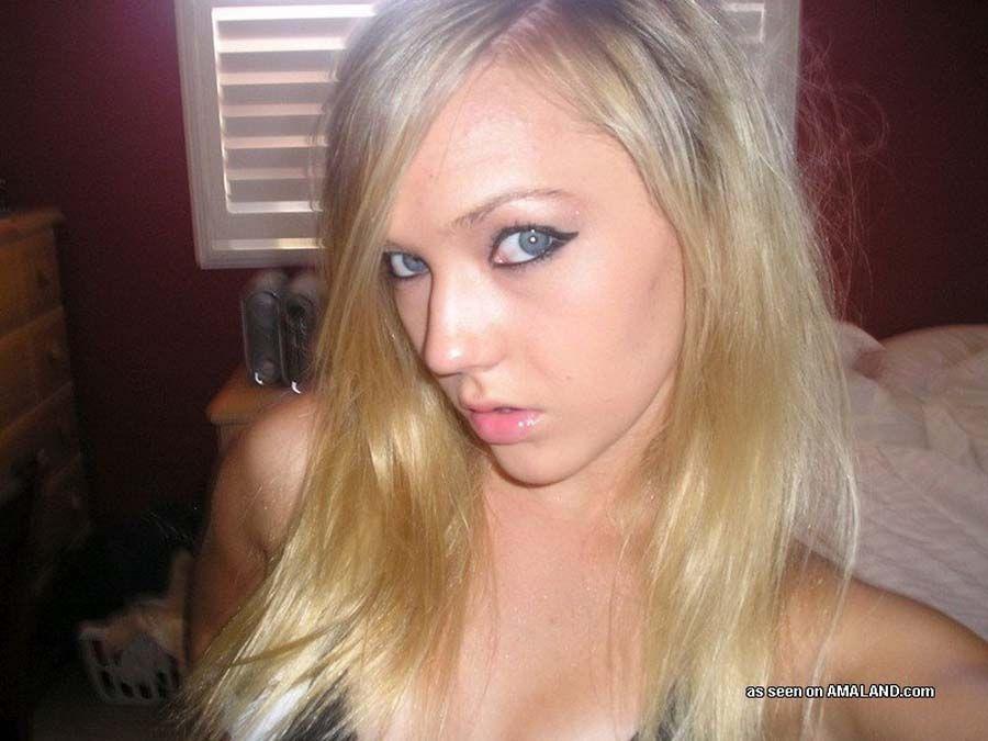 Pictures Of A Gorgeous Blonde Teen Taking Pics Of Herself 3635305