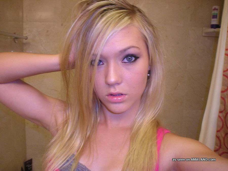 Photos d'une magnifique jeune blonde prenant des photos d'elle-même
 #60716351