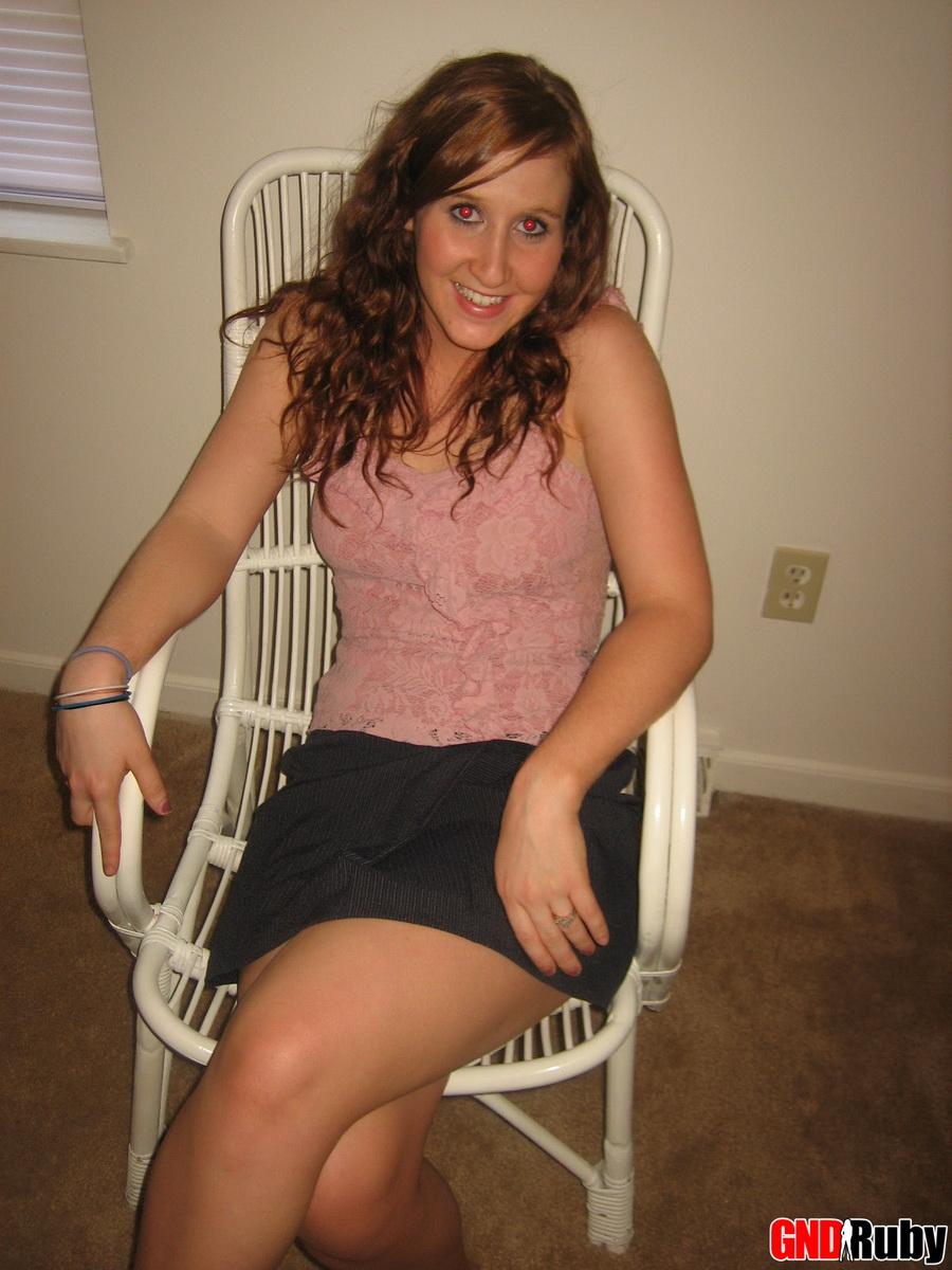 赤毛のティーン・ルビーが籐の椅子の上で裸になり、10代の甘いマンコをこする
 #59948080