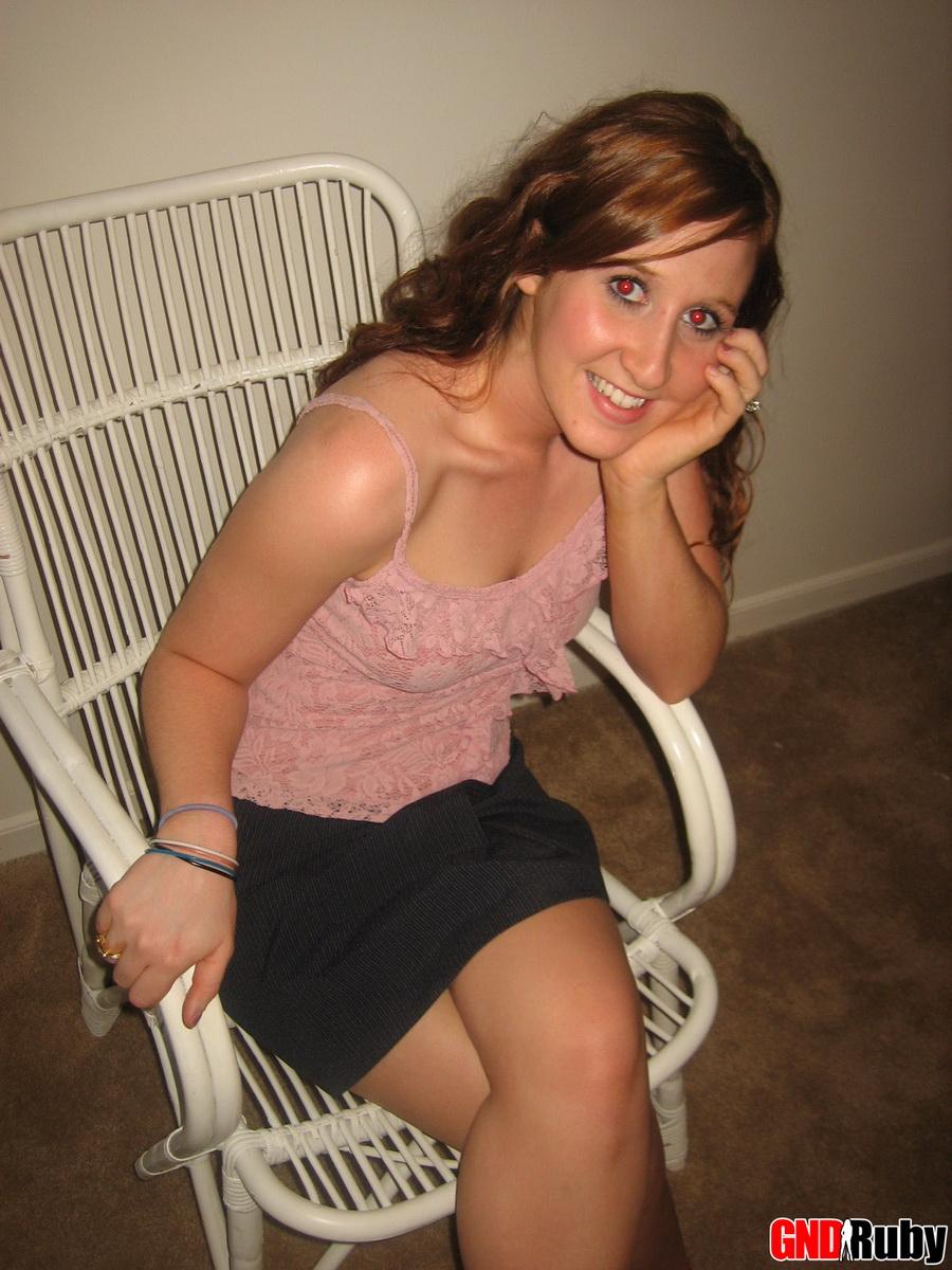 赤毛のティーン・ルビーが籐の椅子の上で裸になり、10代の甘いマンコをこする
 #59948086