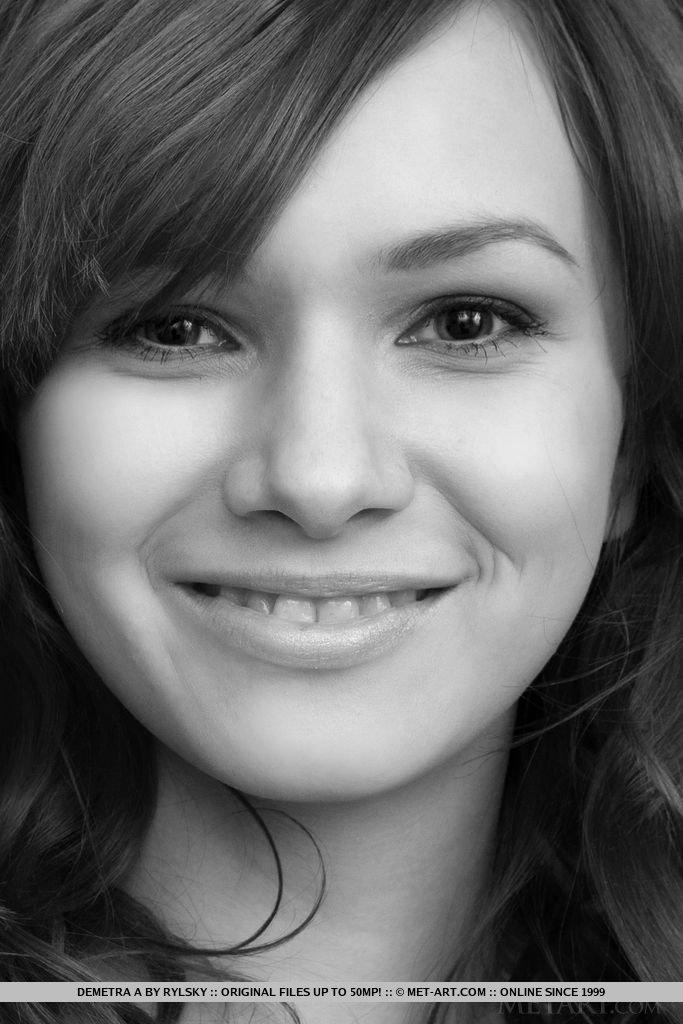 Rotschopf Demetra A zieht sich bis auf ihre Socken aus und spreizt ihre hübschen Beine
 #60614938