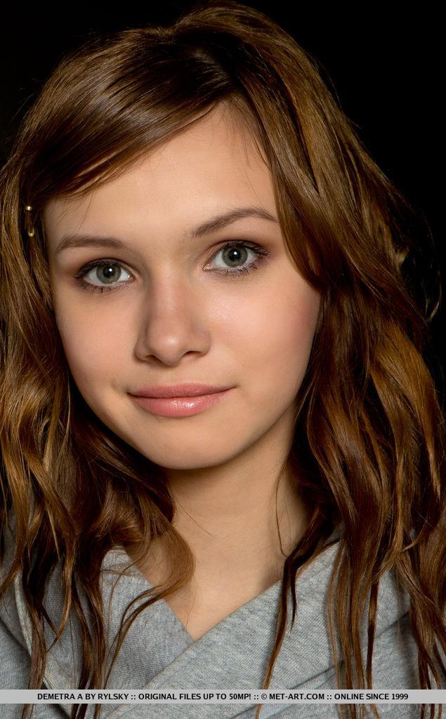 Rotschopf Demetra A zieht sich bis auf ihre Socken aus und spreizt ihre hübschen Beine
 #60614967