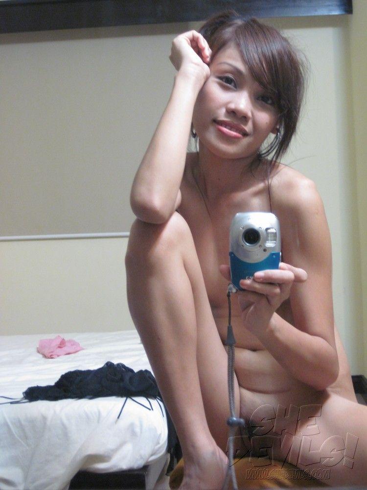 Photos d'une jeune fille sexy se prenant en photo dans le miroir
 #60800973