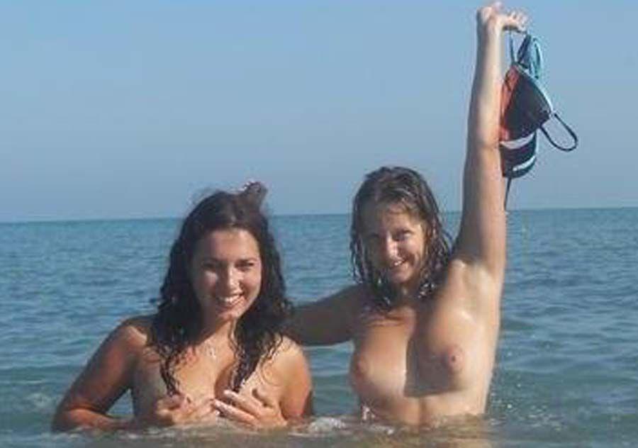 Photos d'adolescentes lesbiennes sur une plage
 #60652153