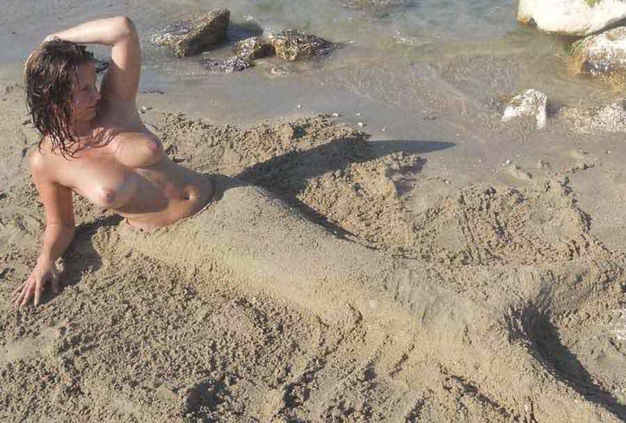Immagini di giovani lesbiche calde su una spiaggia
 #60652338
