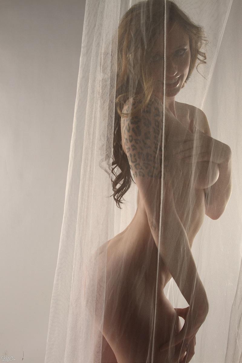 Lily posiert hinter einem durchsichtigen Vorhang und neckt
 #58966259