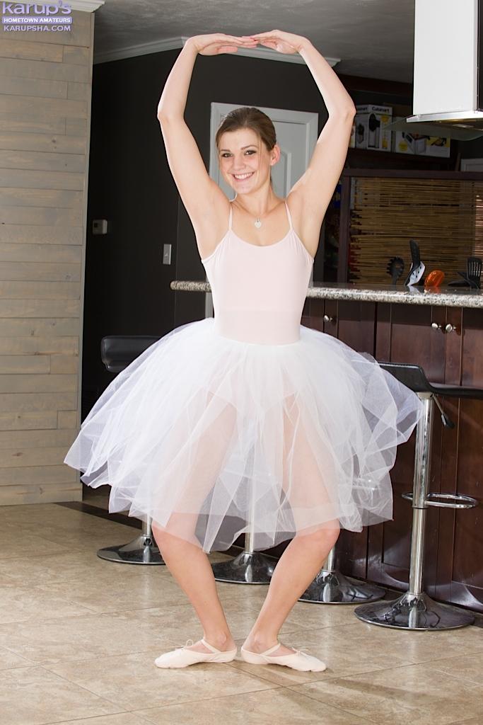Atemberaubende Ballerina Aubrey Schnee Streifen nackt für Sie
 #53357399