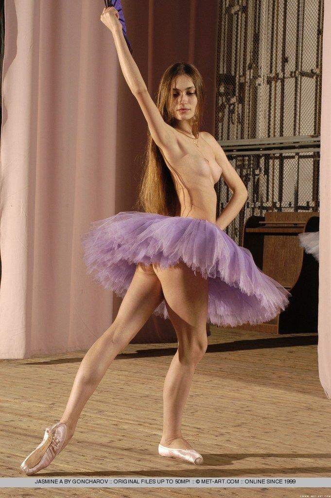 Fotos de una chica bailarina ajustada llevando solo su tutu
 #55151446