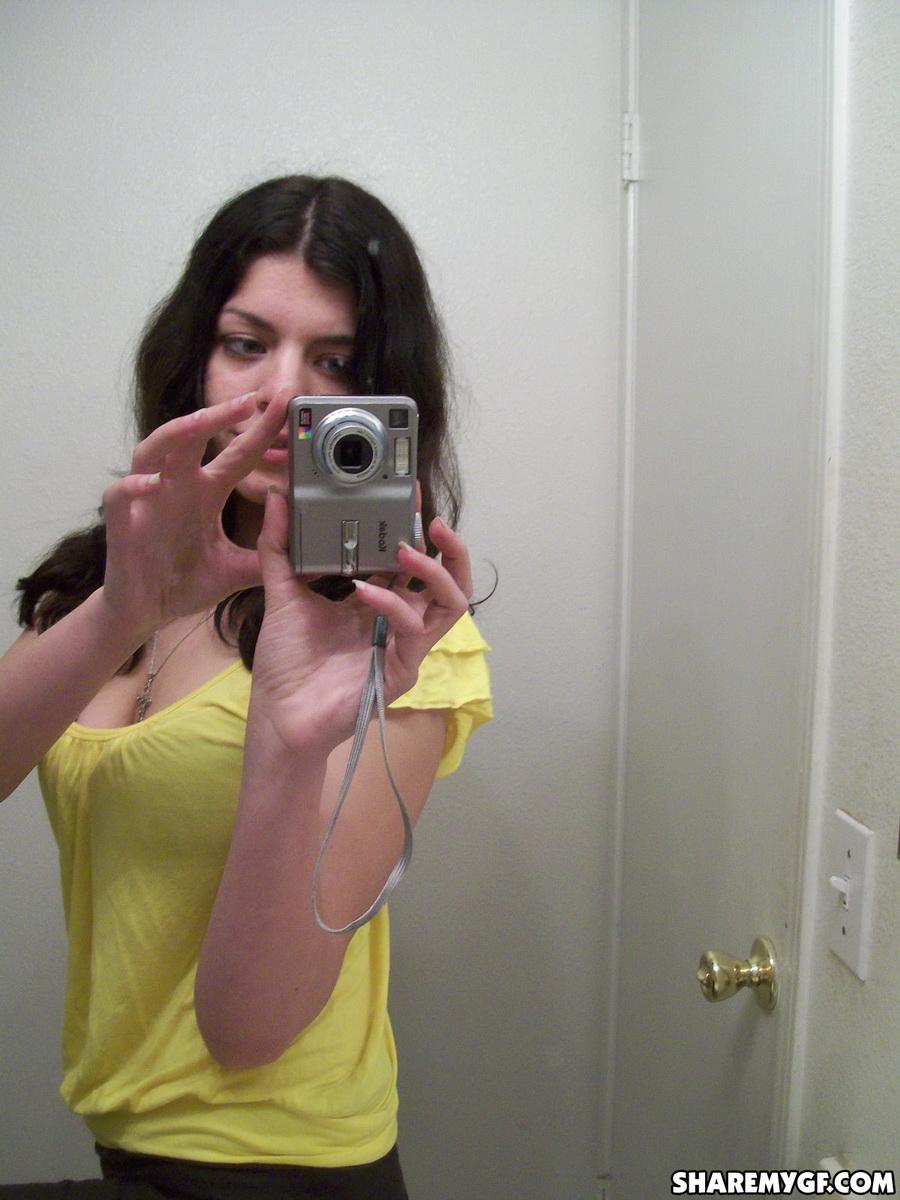 Une étudiante brune sexy prend des selfies de son corps dans la salle de bain.
 #60797039