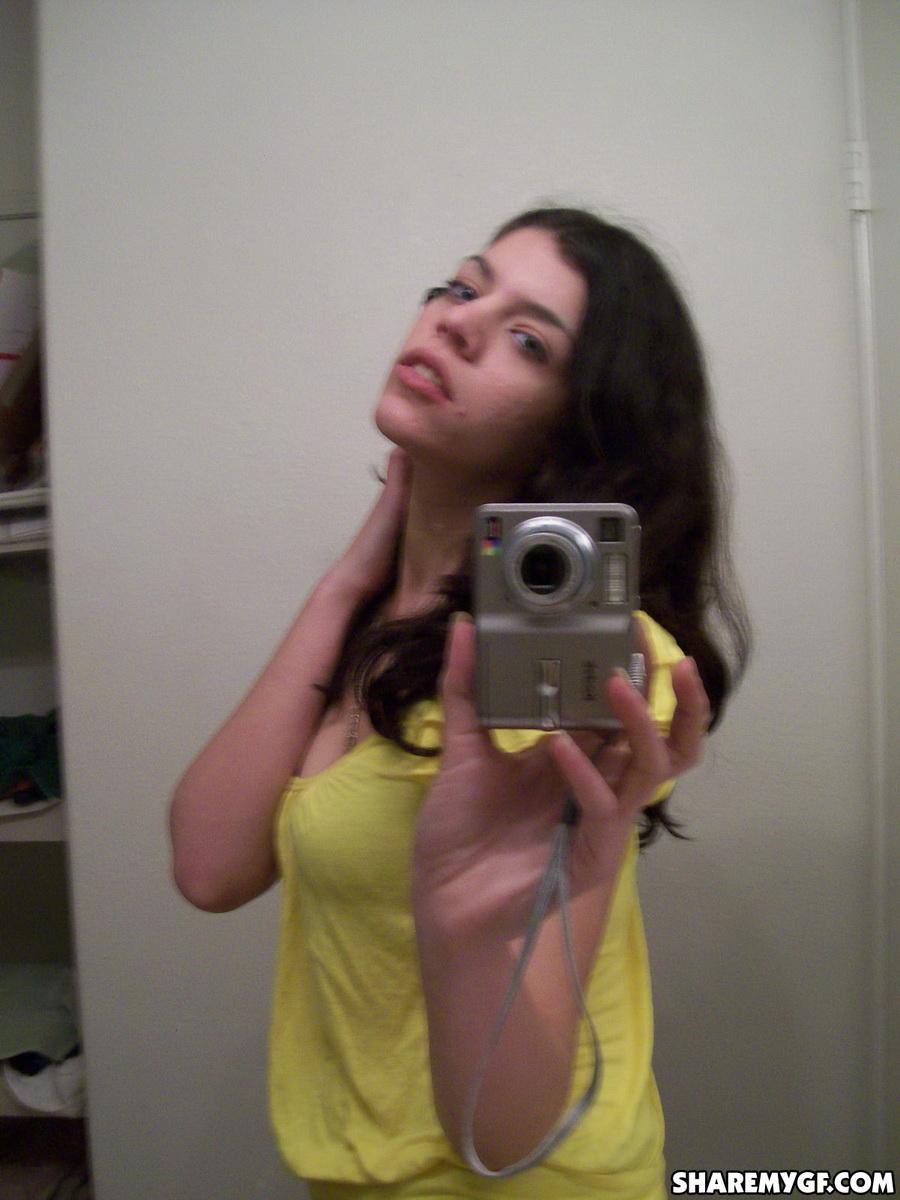 Une étudiante brune sexy prend des selfies de son corps dans la salle de bain.
 #60797050