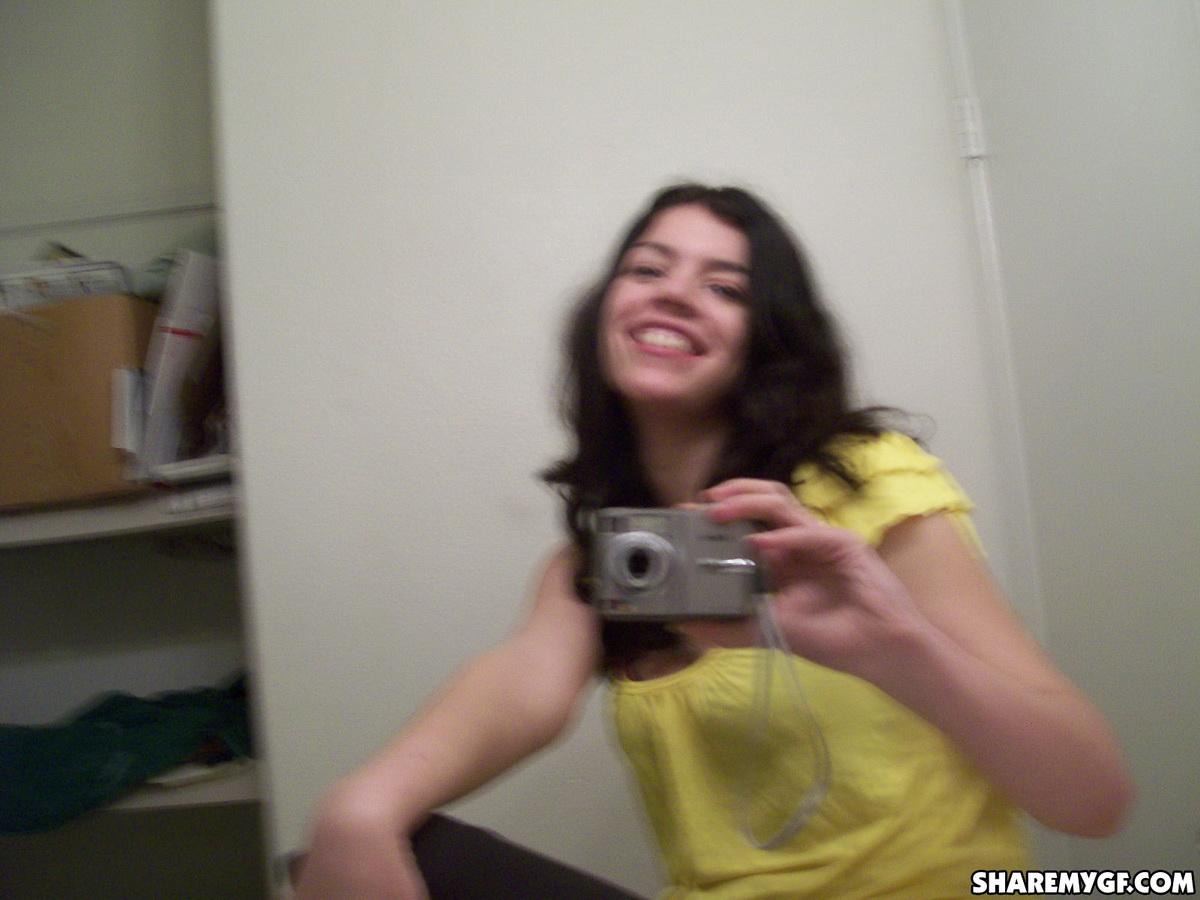 Studente universitario bruno caldo si fa dei selfie del suo corpo in bagno
 #60797063