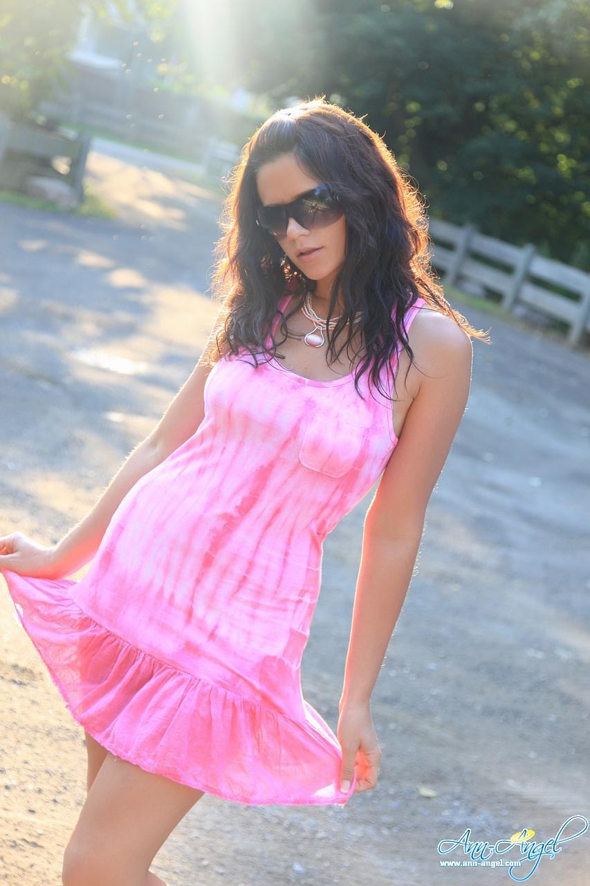 Photos d'ann angel en train de vous montrer sa jolie robe rose
 #53219719