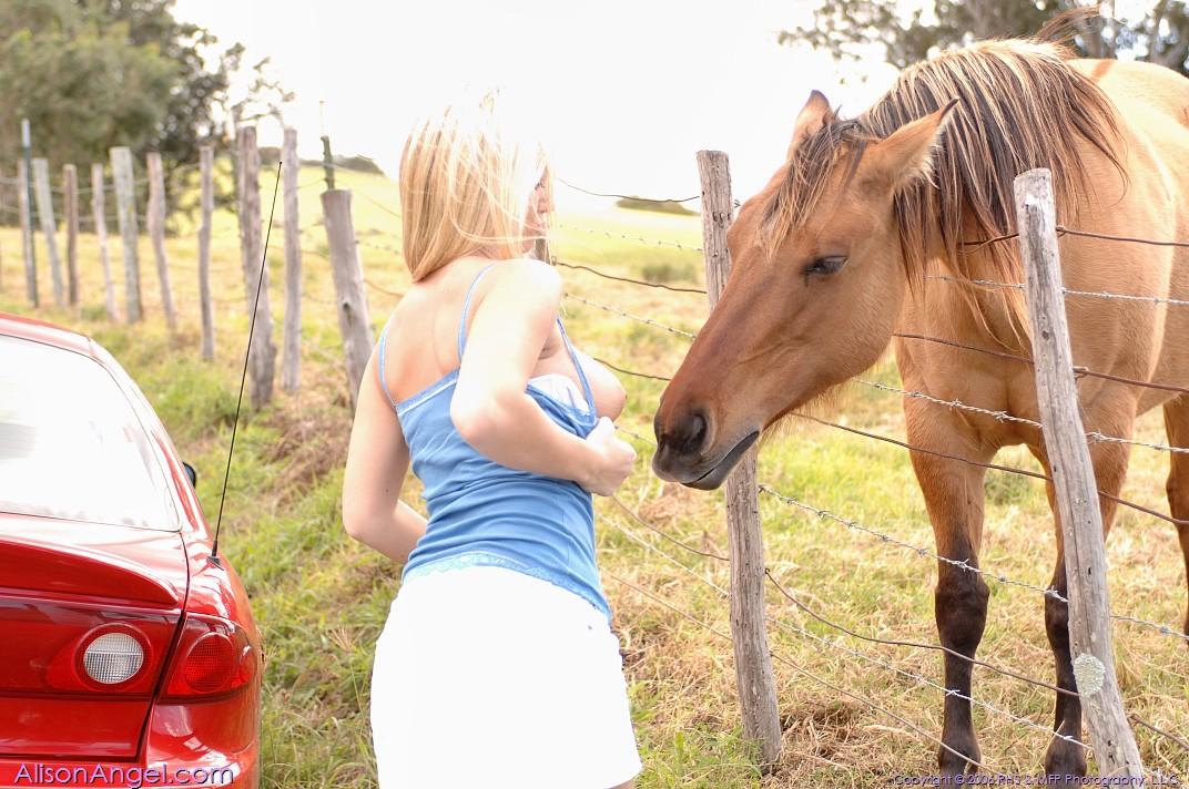 Fotos de la joven alison angel mostrando su coño en el exterior
 #53012407