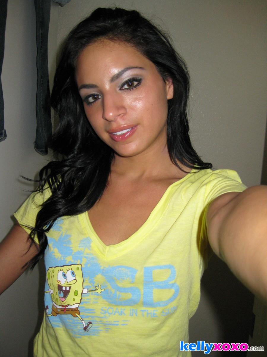 La sexy latina kelly xoxo se desnuda y se toma selfies en el baño
 #58715813