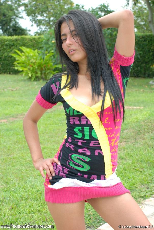 Foto di jennifer teenager latina che gioca con il suo giocattolo rosso fuori
 #55335729