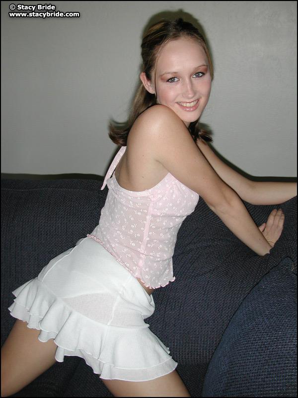 Bilder von Stacy Braut, die sich auf einer Couch nackt auszieht
 #60007269