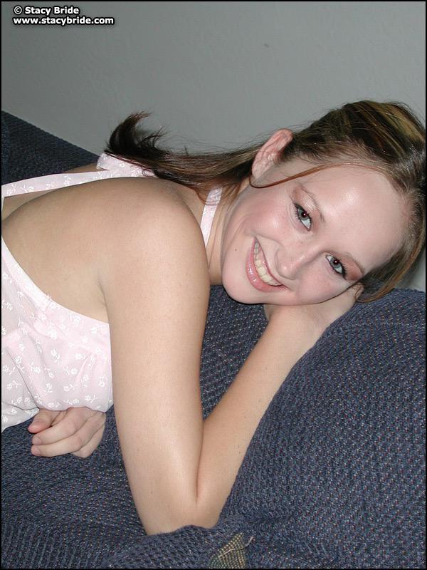Bilder von Stacy Braut, die sich auf einer Couch nackt auszieht
 #60007280